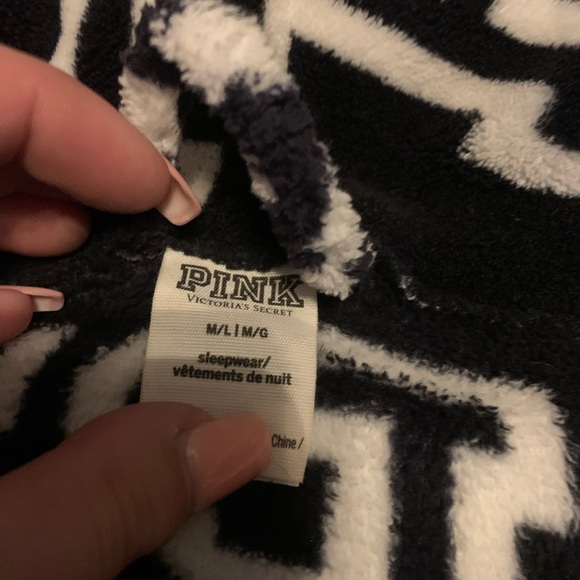 Victoria Secret Pink Robe - Picture 3 of 4